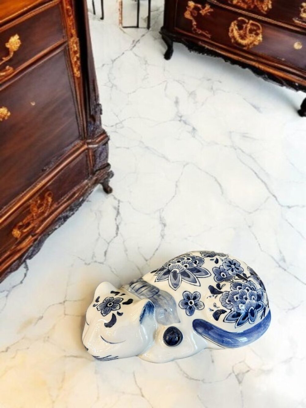 Japanese Asian style Kutani Imari Sleeping Cat Sculpture Vtg Chinoiserie Delft